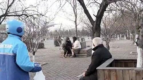 大爷外卖吃瓜图片,夏日街头一景