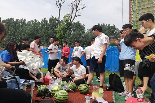 吃瓜碰撞,揭秘娱乐圈的甜蜜与苦涩